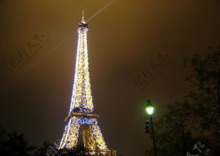 巴黎埃菲尔铁塔夜景图片