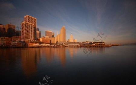 旧金山夕阳下的城市海岸图片