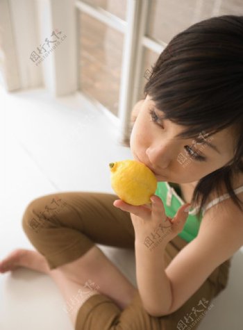吃桔子的女孩图片