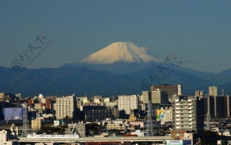 日本冈川黄昏时城市景色图片