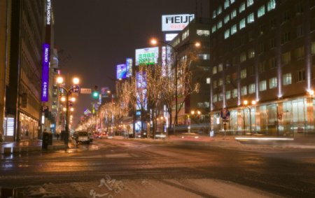 日本札幌雪夜的街景图片