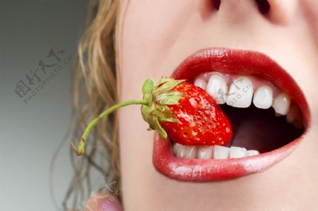 超高清吃草莓的女人图片