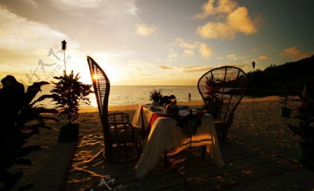 黄昏沙滩的餐桌图片