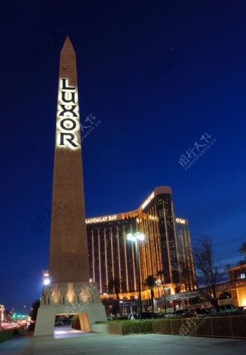拉斯维加斯卢克索酒店的方尖碑和夜景图片