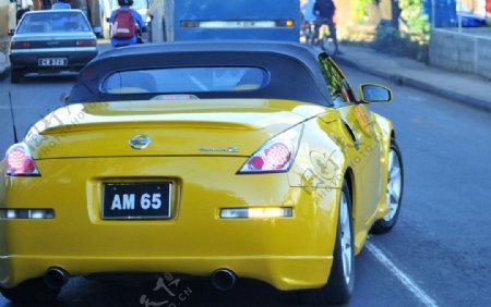毛里求斯路易港街上的黄色日产跑车图片