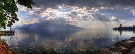 云隙光透过日内瓦湖图片