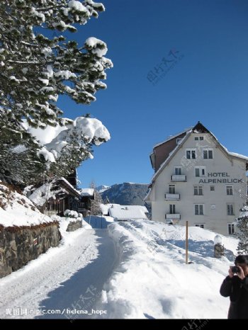 瑞士雪山路边雪景图片