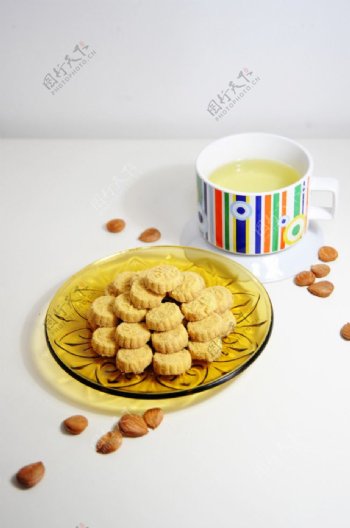 竖杏仁饼和茶图片