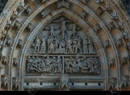 维图斯大教堂的哥特式建筑大门图片