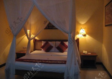 巴厘岛AnekaLovina酒店别墅的纱曼床图片