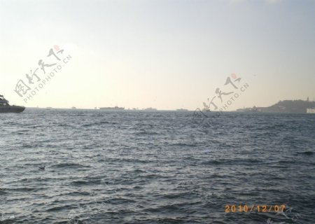 博斯普鲁斯海峡上的货轮图片