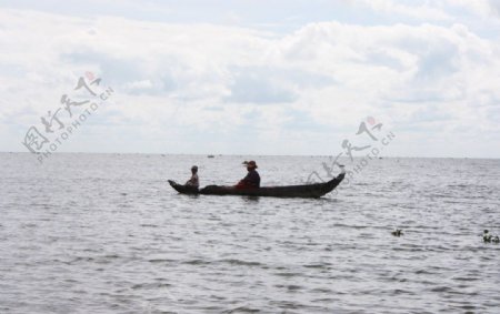 柬埔寨洞里萨湖上的乞讨者图片