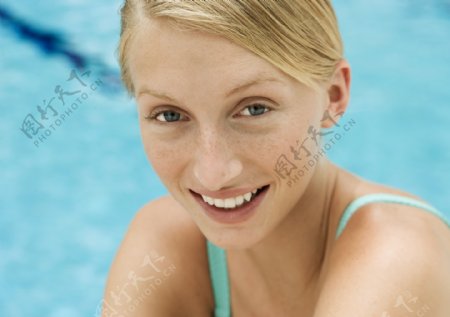 女孩游泳图片