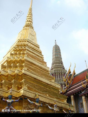 泰国建筑金黄的屋顶图片