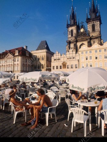 布拉格旧城广场上的咖啡座图片