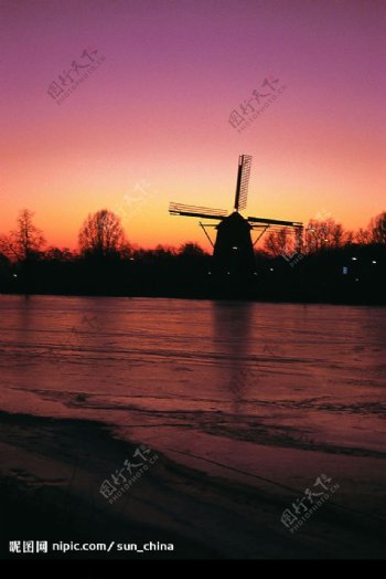 荷兰黄昏风车图片