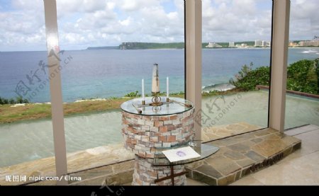 海景落地窗旁的燭台图片