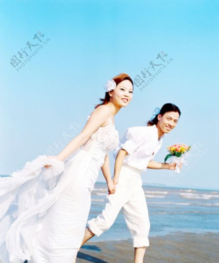 海边奔跑的情侣图片