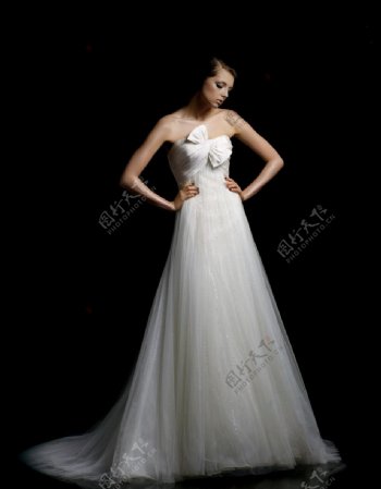 穿着白色公主婚纱的美女图片