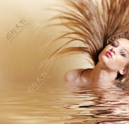 水中的长发美女图片