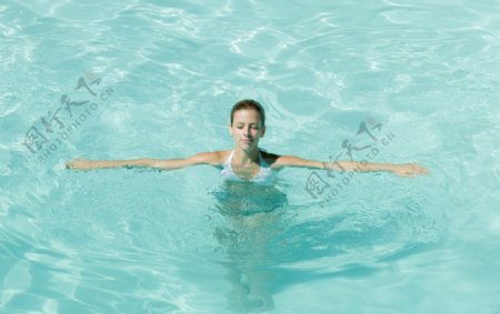 女孩在水中展开双臂闭目养神图片