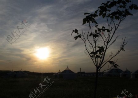 夕阳下蒙古包图片