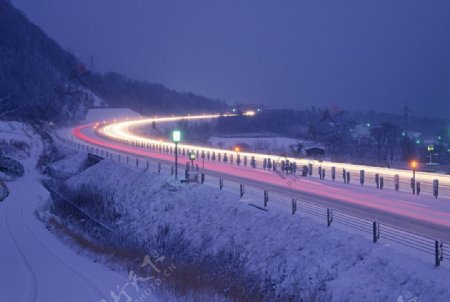 下雪公路道路图片