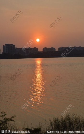 湖上落日图片