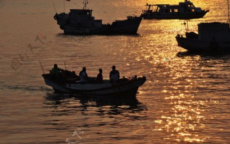 夕阳下的渔船图片