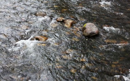 水流石圆图片