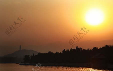 夕阳湖景图片