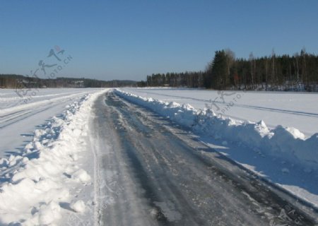 雪后高速公路汽车压痕图片