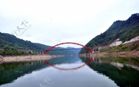 山间彩虹桥图片