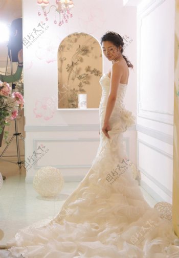高清室内美女婚纱摄影图片