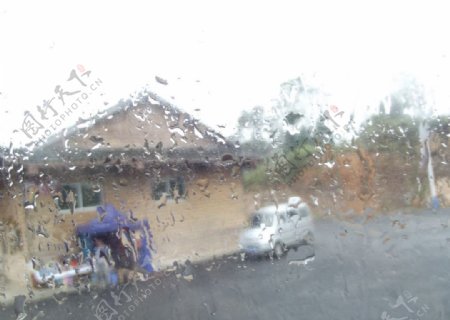 窗外雨滴图片