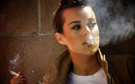 美女吸烟图片