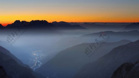 山间清晨云雾图片