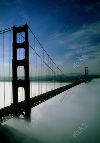 吊桥雾里美景图片