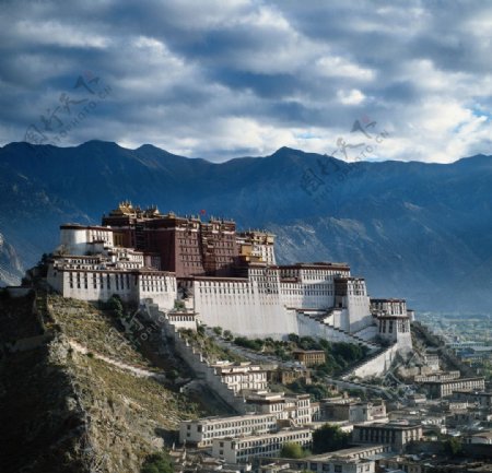 傍晚的西藏布达拉宫图片