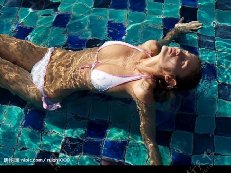 水中的欧美模特图片