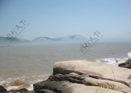 普陀山怪石与雾景图片