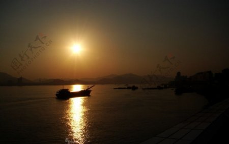 江边看日落孤舟图片