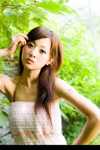 台湾网络人气美女果子MM红色连衣裙图片