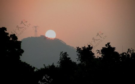 夕阳天空太阳映天红图片