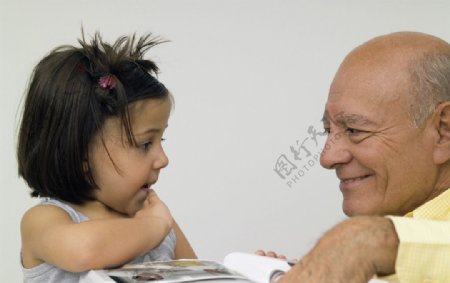快乐的爷爷和孙女图片