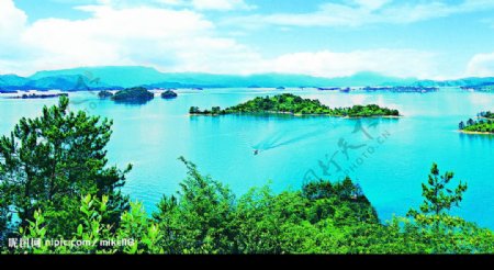 蓝天翠湖图片