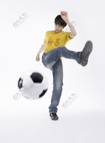 踢足球的大学生图片