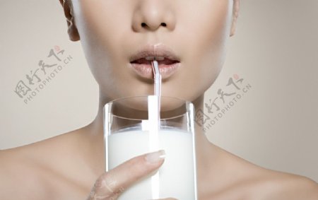 喝牛奶的美女图片