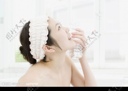 浴缸中的少女图片