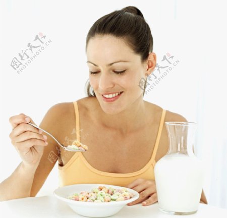 喝牛奶吃营养早餐的美女图片